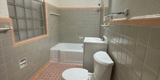 Charming 1-Bed in the Plaza District – Hardwood Floors + FREE Laundry! Gallery 1