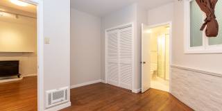 Pacific Heights: 2140 Lyon St. - Remodeled Garden Apartment w/ Shared Patio One Block from the Presidio Gallery 17