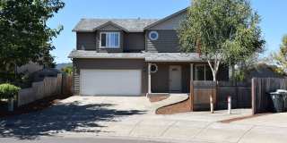 Large 4 bedroom two story home located on a dead end st. Gallery 1
