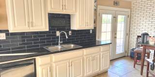 Available June, 2026  ASU   REMODELED -  5BR/2BA HOUSE SWIMMING POOL, BUILT IN FIRE-PIT,  BEAUTIFUL HOME , TILE FLOORS Gallery 5