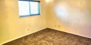 Great Two Story Eastside Townhome With Refrigerated Air Located In Quiet Well Established Neighborhood Gallery 15
