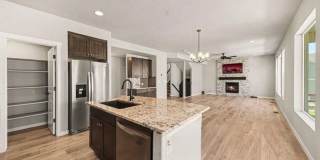 Spacious 5BR House in Monument Gallery 17