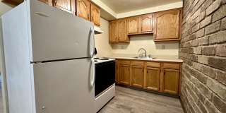 Beautiful One Bedroom Apartment with A/C, Parking & On-Site Laundry! Call Today! Gallery 1