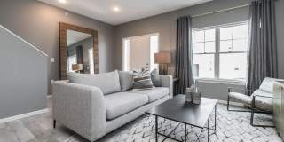 Fully Furnished Townhome Blocks Away From Downtown Gallery 1