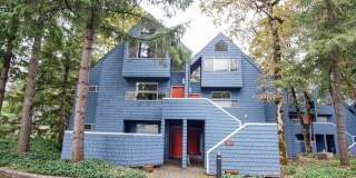 Spacious Lake Oswego 2Bdr w/Fireplace, Dishwasher, W/D, & Balcony! Gallery 1