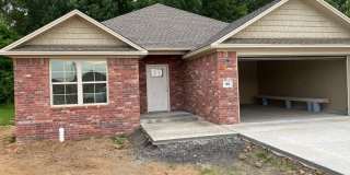 Come take a look at this three bedroom and two full bathroom home in Russellville, AR. Gallery 1