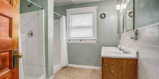 **For Lease: 908 E 31st St – Spacious 5‑Bedroom Historic Home in Central Kansas City** Gallery 25
