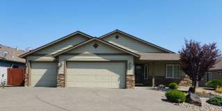 Beautiful home for rent right next door to Horn Rapids Golf Course! Gallery 1