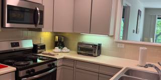 Short-mid term housing, furnished condo 2 bed/2 bath walking distance to Pearl St., CU and close to Hiking and Biking Gallery 8
