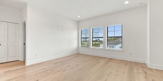 GORGEOUS Like NEW 4/3.5 CUSTOM TOWNHOME Gallery 23