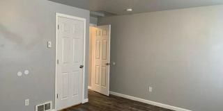 Spacious 3-Bed Townhome with Private Yard & Garage Gallery 10