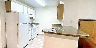 Charming 2 bedroom 1 bath townhome available! Gallery 13