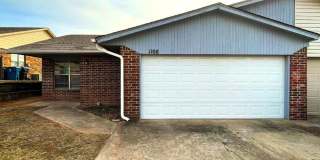 Charming 3-Bed / 2-Bath Duplex in the Heart of Midwest City! Gallery 1