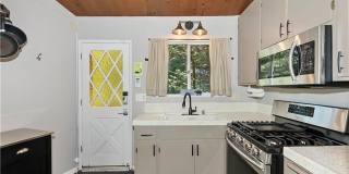 Treehouse-like atmosphere with peek-a-boo views of Lake Arrowhead Gallery 7