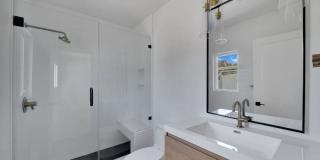 Stylish Santa Monica studio with w/d in unit, and private rear yard. Gallery 14