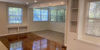 MIDTOWN LOCATION - 2bd/1ba with large yard and washer/dryer Gallery 5