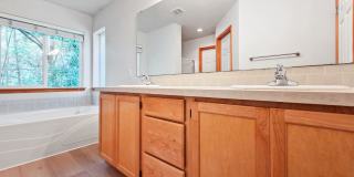5BR/3BA End Unit with Greenbelt View in Lynnwood Gallery 26