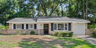 Three bedroom home close to USA with a garage Three bedroom home close to USA with a garage Gallery 1