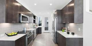 Ballard Townhouse 2bd/2ba, AC, Garage Parking Gallery 6