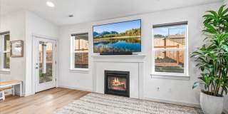 BEAUTIFUL 4 BEDROOM HOME OFF FOOTHILLS - EAST MEDFORD Gallery 1