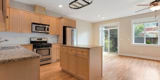 Bright Bull Mountain Townhome - Hardwoods, Granite, Private Patio, Garage, and more! Gallery 1