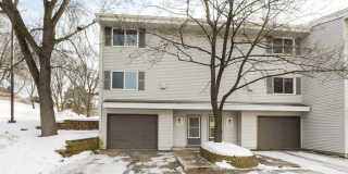 Beautiful 3Bed 2Bath End-Unit Townhome in Maplewood Gallery 1