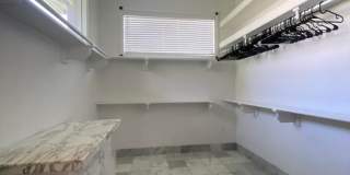 Spacious 3/2 with In-Law Suite Gallery 21