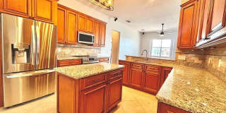 Captivating 4 Bedroom, 2 bath Pool/Lake home Gallery 18