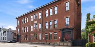 *Beautifully Updated & Unique 1BD/2BA Condo Unit Available in South Side* Gallery 4