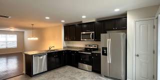 Spacious 3 Bed, 3.5 Bath Townhome in Desirable  Convenient Highland Creek Community! Gallery 1