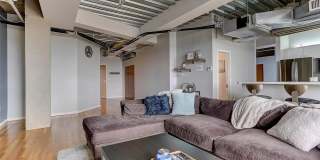Beautiful and Spacious Loft-Style Condo 1 Bed/1.5 Bath Near Ballpark Gallery 5