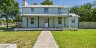 4-Bedroom Home with Fireplace Living Room & Upstairs Patio Access Gallery 1