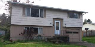 Large 3 Bed, 2 Bath Split Level Home in Newberg- Landscaping Included Gallery 1