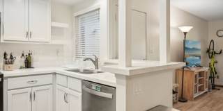 Upstairs Bright 2 bedroom Condo Gallery 28