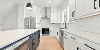 GORGEOUS Like NEW 4/3.5 CUSTOM TOWNHOME Gallery 11