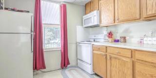 Charming 3 Bedroom with Open Living Area & Shared Porch! Gallery 1