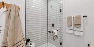 Solis Midtown Gallery 6