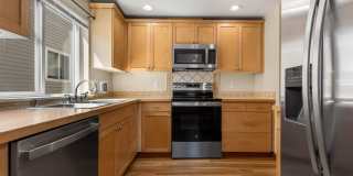 Beautiful 3-Bedroom Townhome Near Licton Springs Park Gallery 5