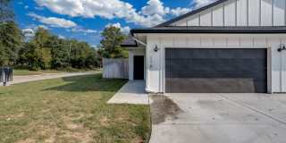 Beautiful Three Bedroom, Two Bathroom Gallery 1