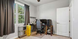 Beautiful 4 bedroom home with Solar Panels Gallery 20