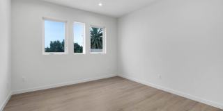 5 Bedroom / 4 bathroom Fully Detached Townhouse in Echo Park with Private Garage Gallery 6