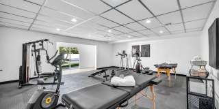 Meticulously renovated single-story contemporary estate Gallery 34