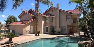 Elegant 4 Bedroom Home in The Lakes Gallery 10