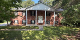 FARRAGUT LIVING OFFERING 4 BEDROOMS AND 3.5 BATHS WITH NICE SUN PORCH Gallery 1