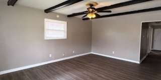 LARGE 4BR ONE LEVEL HOME WITH A GREAT FLOORPLAN.  TONS OF SPACE! Gallery 9