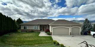 Gorgeous Fully Furnished 4-Bedroom and 3-Bathroom Home in Briarwood Gallery 1