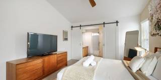 2 BDR Gorgeous Updated Townhome with Huge Garden Gallery 17