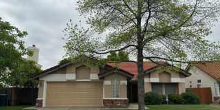 Charming Roseville home with LVP flooring! Gallery 1