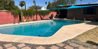 East- 3 bedroom/ 2 bathroom home with sparkling pool! Gallery 17