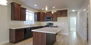 New Home for Rent in Redding CA | Solar, 2 Car Garage, Covered Patio, No Pets Gallery 7